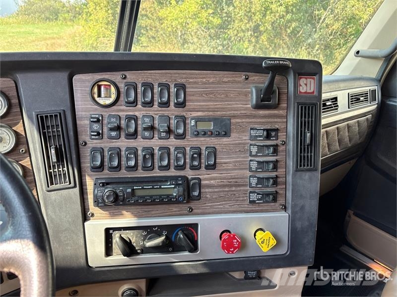 Freightliner 122SD 6x4 T/A Sleeper Truck Tractor Truck Tractor Units