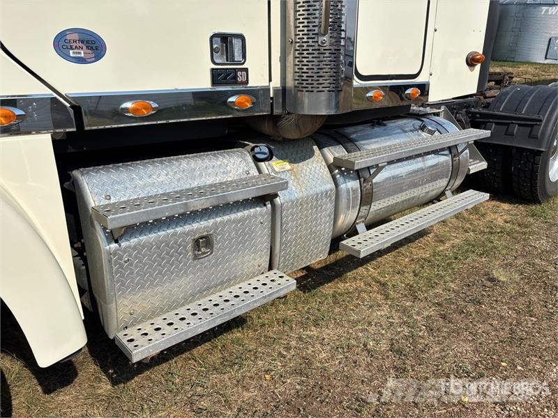 Freightliner 122SD 6x4 T/A Sleeper Truck Tractor Truck Tractor Units