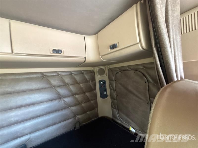 Freightliner 122SD 6x4 T/A Sleeper Truck Tractor Truck Tractor Units