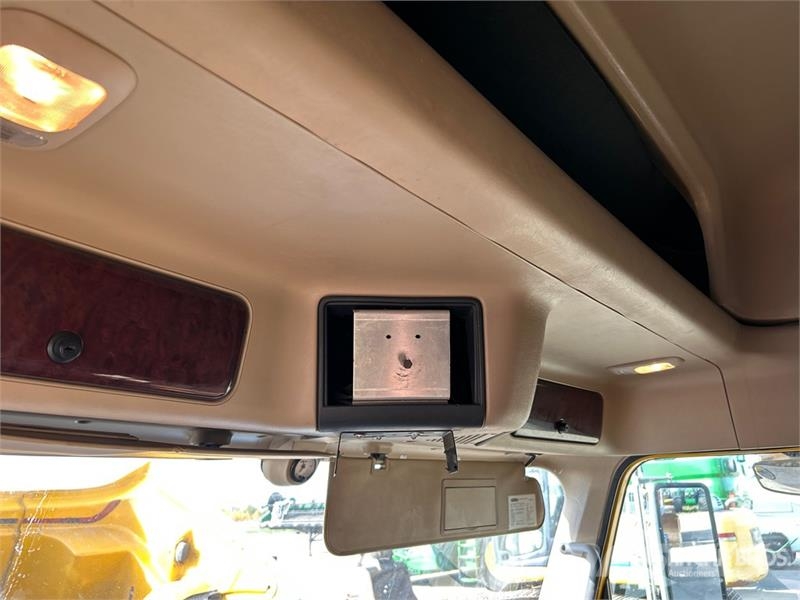 Freightliner 122SD 6x4 T/A Sleeper Truck Tractor Trekkers