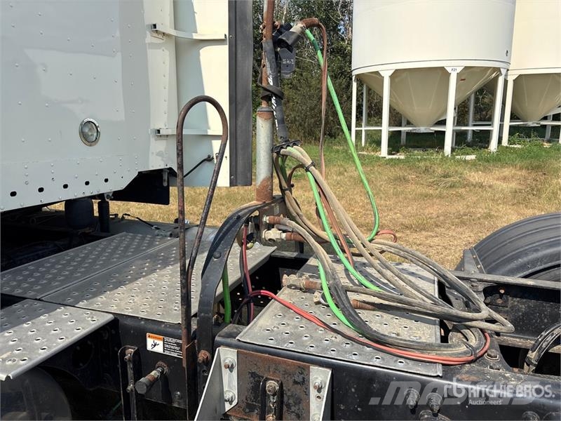 Freightliner 122SD 6x4 T/A Sleeper Truck Tractor Truck Tractor Units