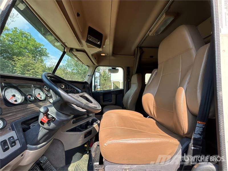Freightliner 122SD 6x4 T/A Sleeper Truck Tractor Truck Tractor Units