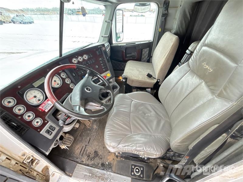Freightliner 122SD 8x6 Sleeper Cab and Chassis Kabine i unutrašnjost