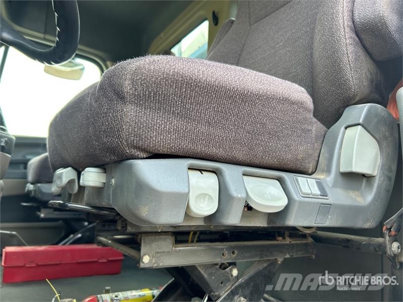 Freightliner 6x4 T/A Grain Truck شاحنات المزارع / الحبوب