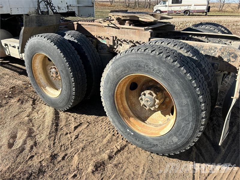 Freightliner 6x4 T/A Sleeper Truck Tractor Tegljači