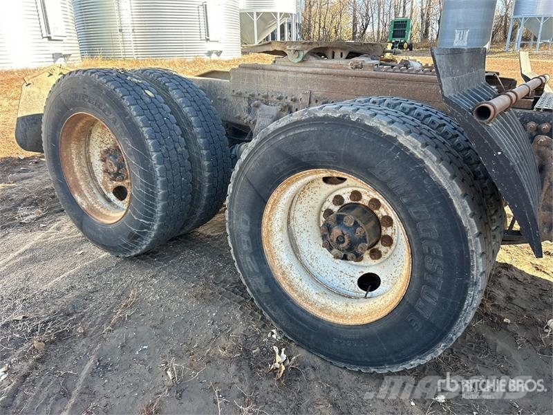 Freightliner 6x4 T/A Sleeper Truck Tractor Tegljači