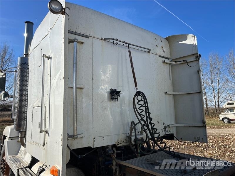 Freightliner 6x4 T/A Sleeper Truck Tractor Tegljači