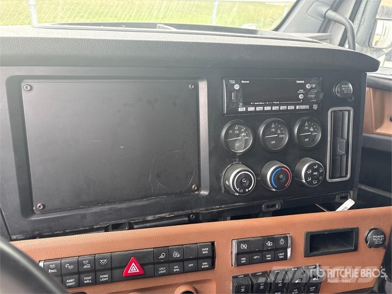 Freightliner Cascadia 6x4 T/A Sleeper Truck Tractor (Inoperable Cabezas tractoras