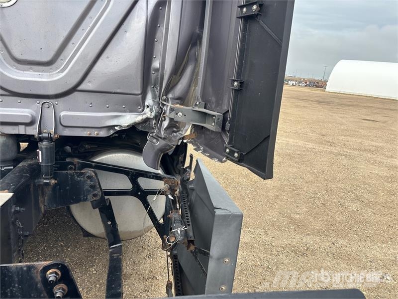 Freightliner Cascadia 126 6x4 T/A Sleeper Truck Tractor Sattelzugmaschinen