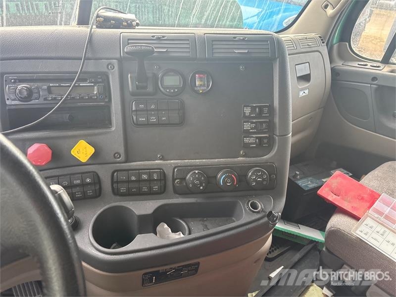 Freightliner Cascadia 125 6x4 T/A Sleeper Truck Tractor (Inoper Motrici e Trattori Stradali