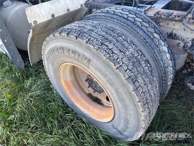 Freightliner Cascadia 126 6x4 T/A Sleeper Truck Tractor (Inoper Camiones tractor