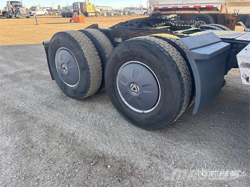 Freightliner Cascadia 6x4 T/A Sleeper Truck Tractor Trekkers