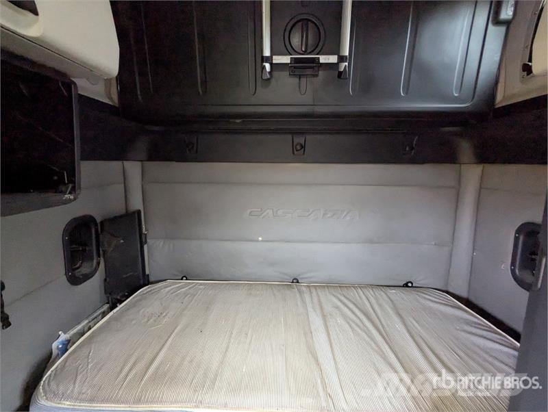 Freightliner Cascadia 126 6x4 T/A Sleeper Truck Tractor (Inoper Camiones tractor