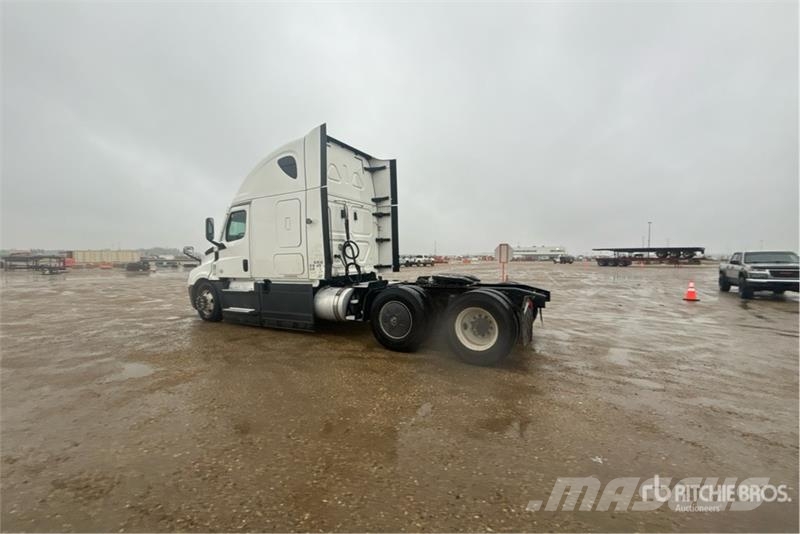 Freightliner Cascadia 126 6x4 T/A Sleeper Truck Tractor Tegljači