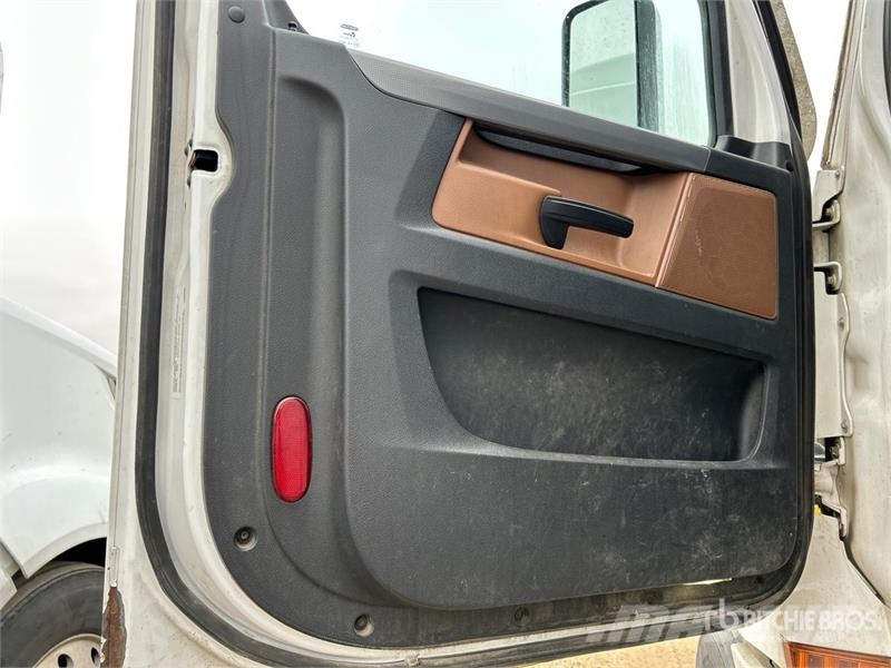 Freightliner Cascadia 126 6x4 T/A Sleeper Truck Tractor Truck Tractor Units