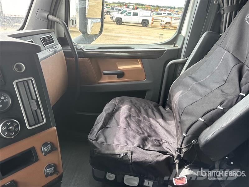 Freightliner Cascadia 126 6x4 T/A Sleeper Truck Tractor Cabezas tractoras