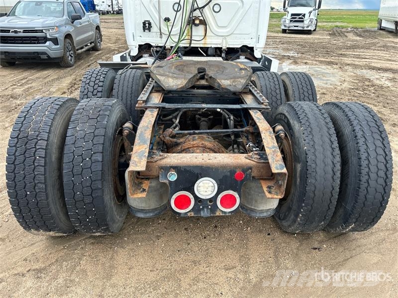 Freightliner Cascadia 126 6x4 T/A Sleeper Truck Tractor (Inoper وحدات الجر