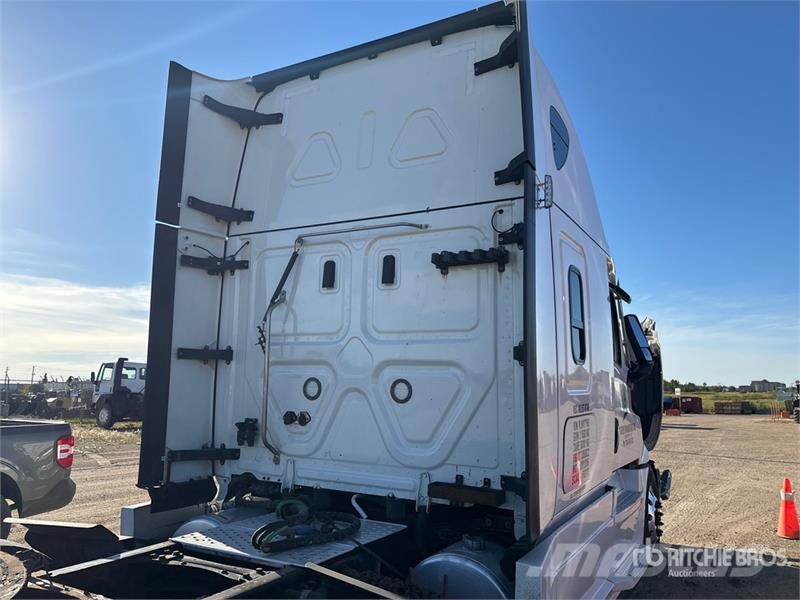 Freightliner Cascadia 126 6x4 T/A Sleeper Truck Tractor (Inoper Tegljači