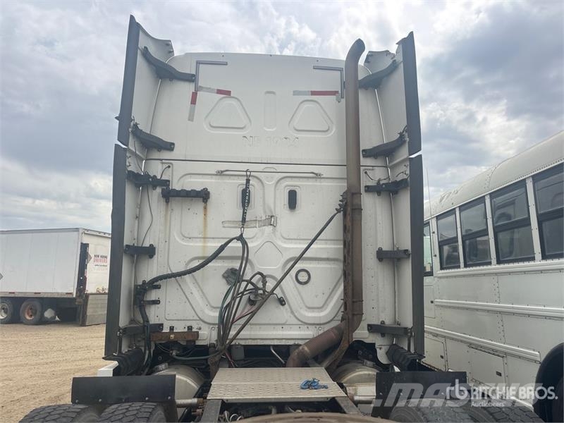 Freightliner Cascadia 126 6x4 T/A Sleeper Truck Tractor Trekkvogner