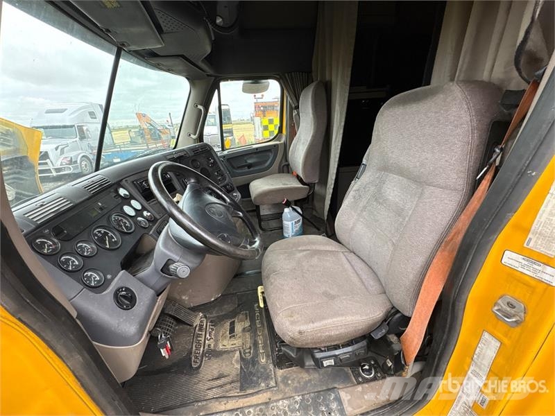 Freightliner Cascadia 125 6x4 T/A Sleeper Truck Tractor Tractor Units