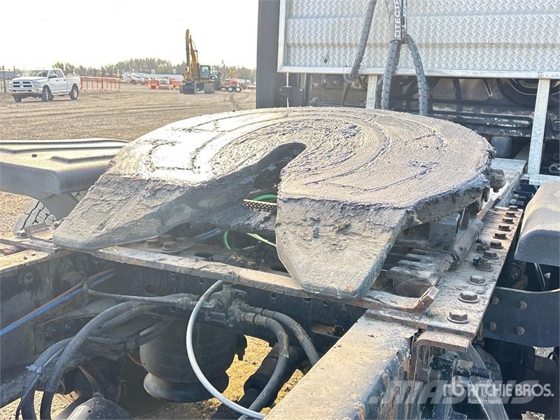 Freightliner Cascadia 126 6x4 T/A Sleeper Truck Tractor Седельные тягачи