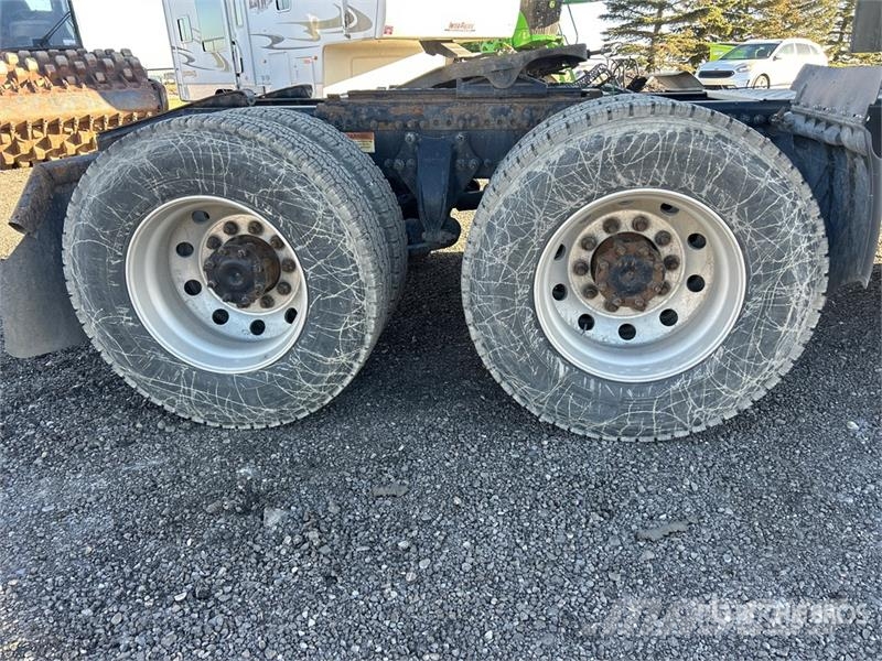 Freightliner Cascadia 126 6x4 T/A Sleeper Truck Tractor Cabezas tractoras