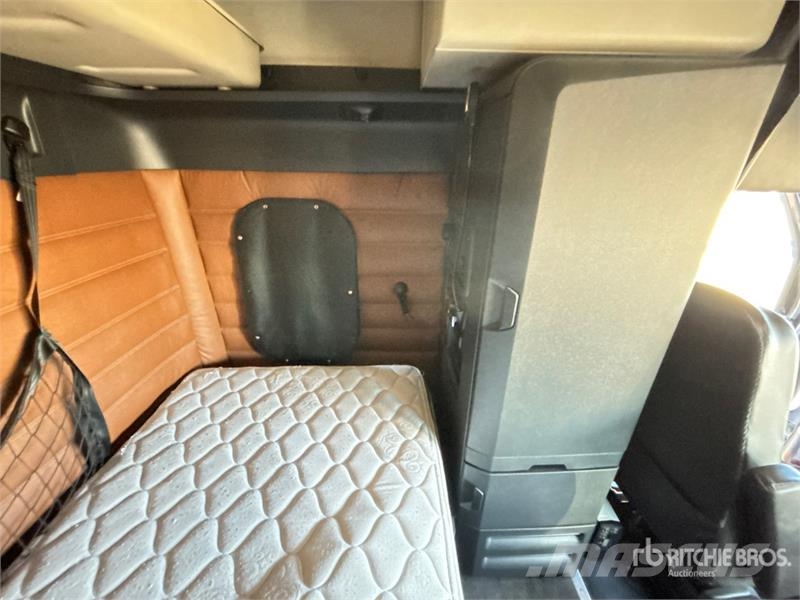 Freightliner Cascadia 126 T/A Sleeper Truck Tractor Влекачи