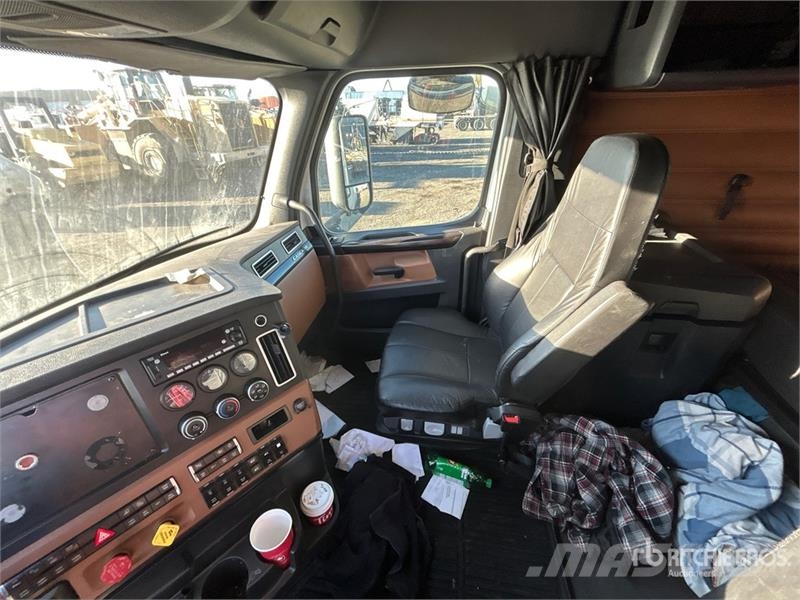 Freightliner Cascadia 126 6x4 T/A Sleeper Truck Tractor Cabezas tractoras