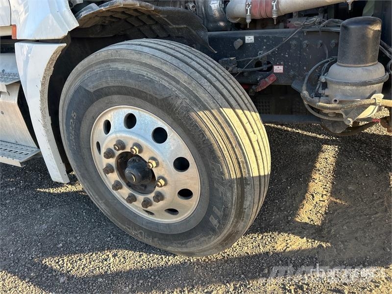 Freightliner Cascadia 126 6x4 T/A Sleeper Truck Tractor Cabezas tractoras