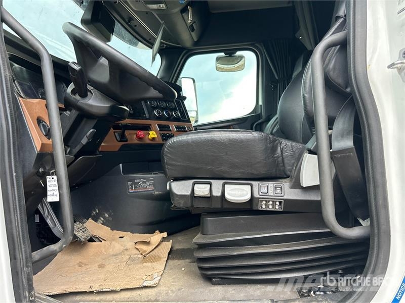 Freightliner Cascadia 126 6x4 T/A Sleeper Truck Tractor (Inoper وحدات الجر