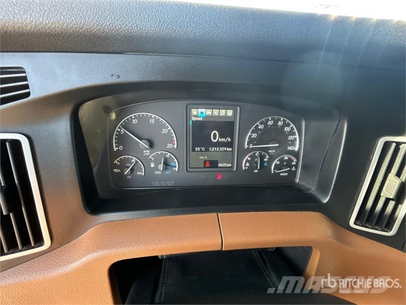 Freightliner Cascadia 126 6x4 T/A Sleeper Truck Tractor Traktorske jedinice
