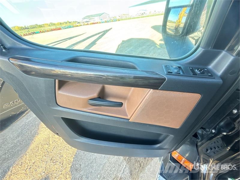 Freightliner Cascadia 126 T/A Sleeper Truck Tractor Влекачи