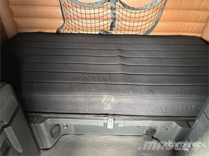 Freightliner Cascadia 126 6x4 T/A Sleeper Truck Tractor Cabezas tractoras