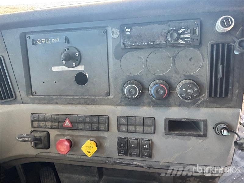 Freightliner Cascadia 126 6x4 T/A Sleeper Truck Tractor (Inoper Camiones tractor