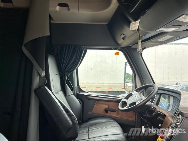 Freightliner Cascadia 126 6x4 T/A Sleeper Truck Tractor (Inoper وحدات الجر