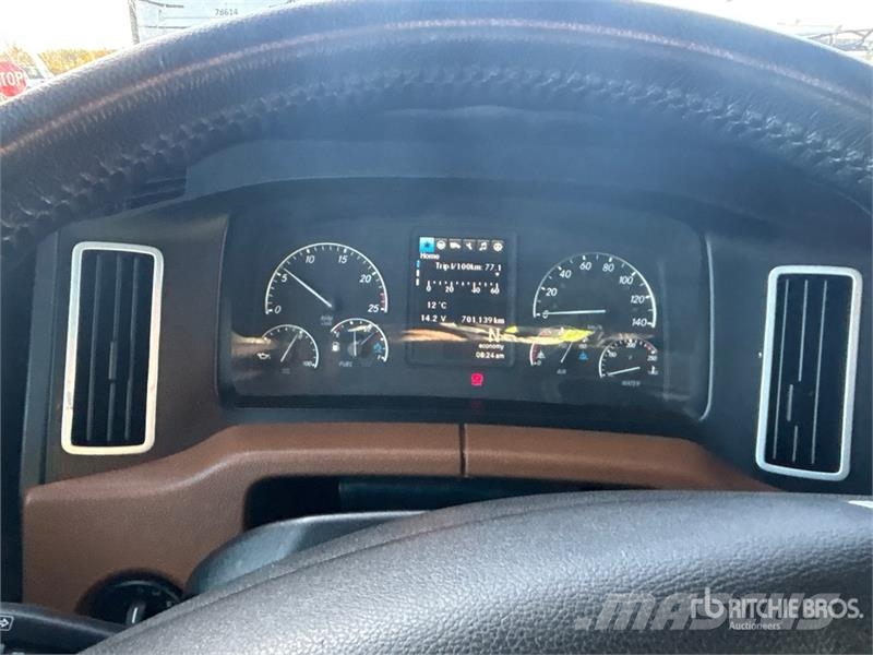 Freightliner Cascadia 6x4 T/A Sleeper Truck Tractor Trekkers