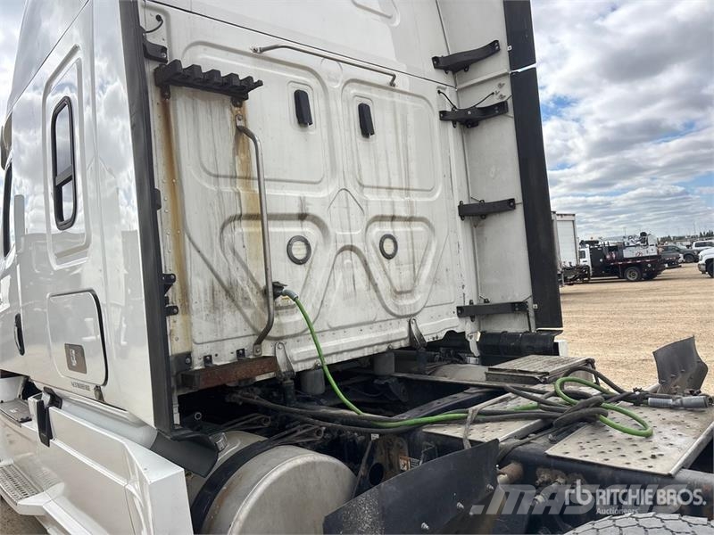 Freightliner Cascadia 126 6x4 T/A Sleeper Truck Tractor Cabezas tractoras