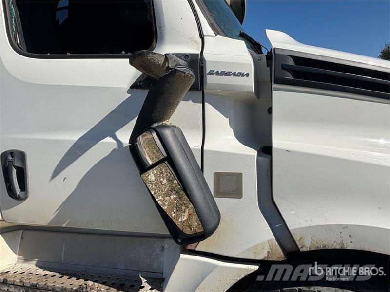 Freightliner Cascadia 126 6x4 T/A Sleeper Truck Tractor (Inoper Camiones tractor