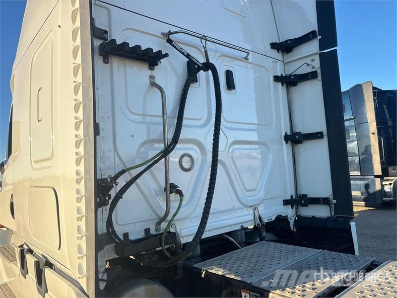 Freightliner Cascadia 6x4 T/A Sleeper Truck Tractor Traktorske jedinice