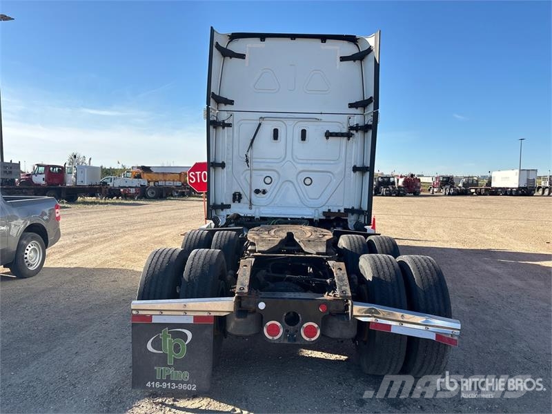 Freightliner Cascadia 126 6x4 T/A Sleeper Truck Tractor (Inoper Tegljači
