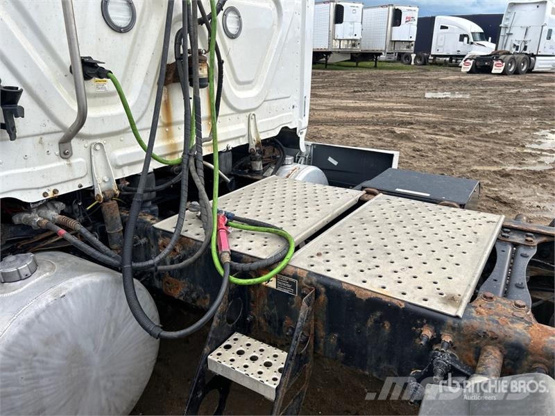 Freightliner Cascadia 126 6x4 T/A Sleeper Truck Tractor (Inoper وحدات الجر