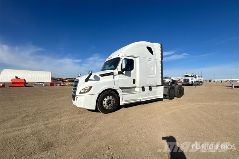 Freightliner Cascadia 126 6x4 T/A Sleeper Truck Tractor Vetopöytäautot