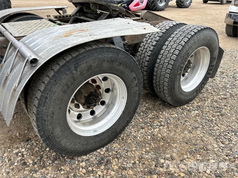 Freightliner Cascadia 126 6x4 T/A Sleeper Truck Tractor Tractor Units