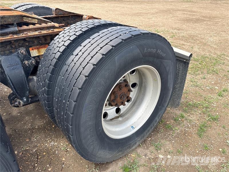 Freightliner Cascadia 126 6x4 T/A Sleeper Truck Tractor Тягачі