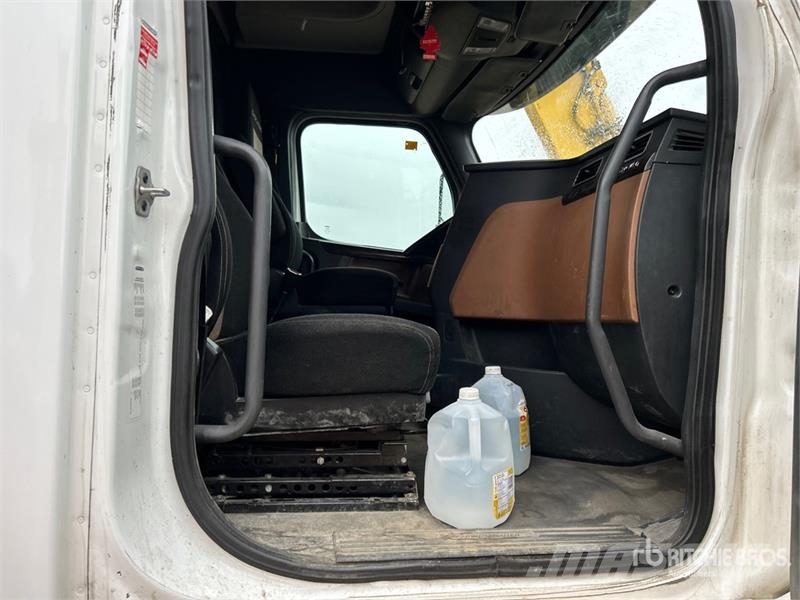 Freightliner Cascadia 126 6x4 T/A Sleeper Truck Tractor Tractor Units