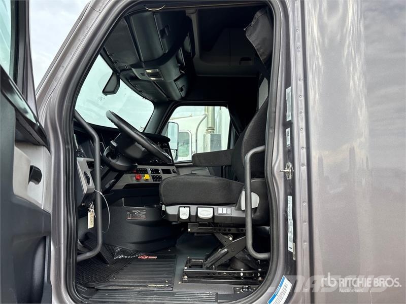Freightliner Cascadia 126 6x4 T/A Sleeper Truck Tractor Sattelzugmaschinen