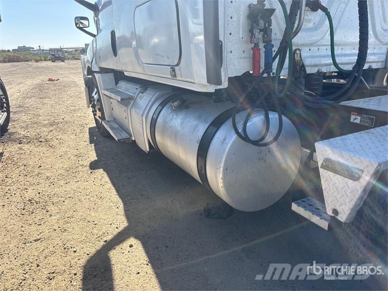 Freightliner Cascadia 126 6x4 T/A Sleeper Truck Tractor Тягачі