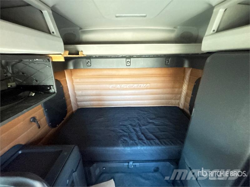 Freightliner Cascadia 126 6x4 T/A Sleeper Truck Tractor Седельные тягачи