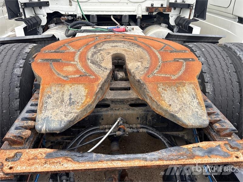 Freightliner Cascadia 6x4 T/A Sleeper Truck Tractor (Inoperable Cabezas tractoras