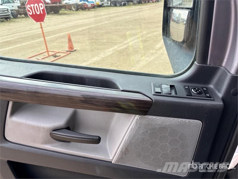 Freightliner Cascadia 126 6x4 T/A Sleeper Truck Tractor Sattelzugmaschinen
